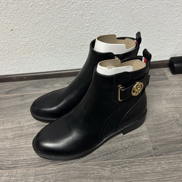 Tommy Hilfiger Women Twrezin 2 Zipper Ankle Boot - Picture 4 of 5